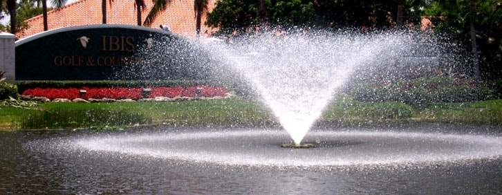 A fountain spraying water with a sign for "IBIS GOLF & COUNTRY" in the background.