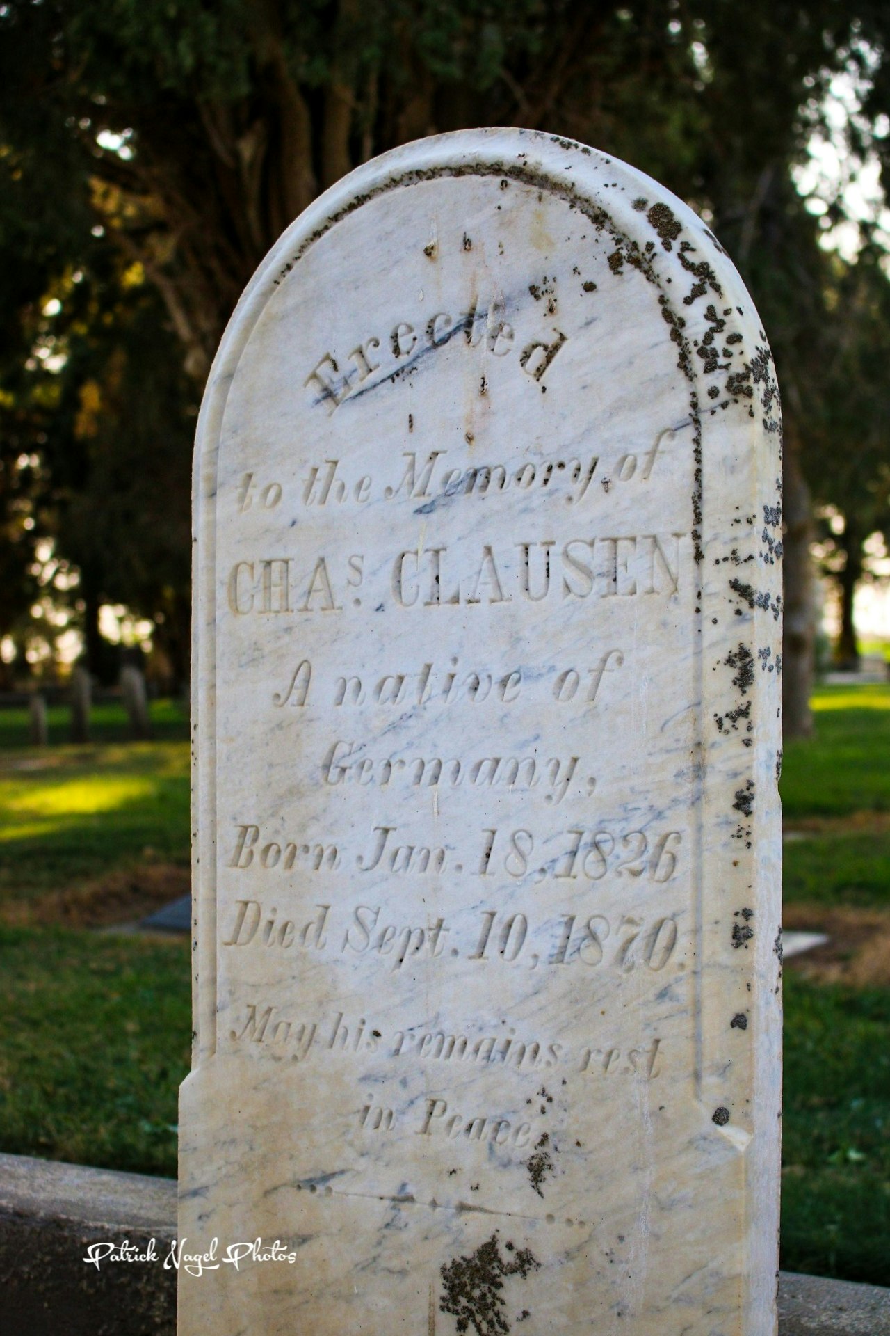 May contain: tomb and tombstone