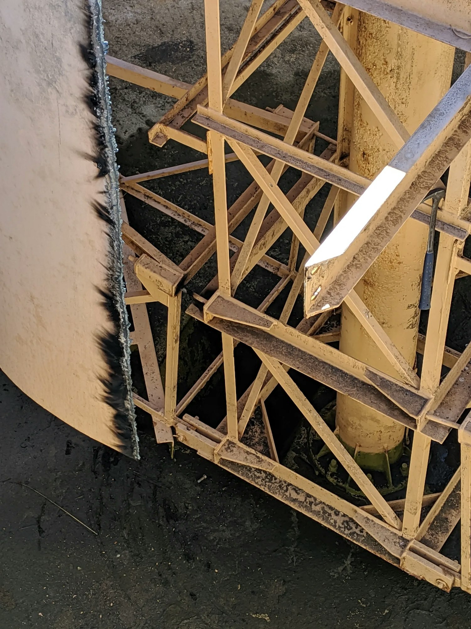 Construction site with metal scaffolding and concrete elements.
