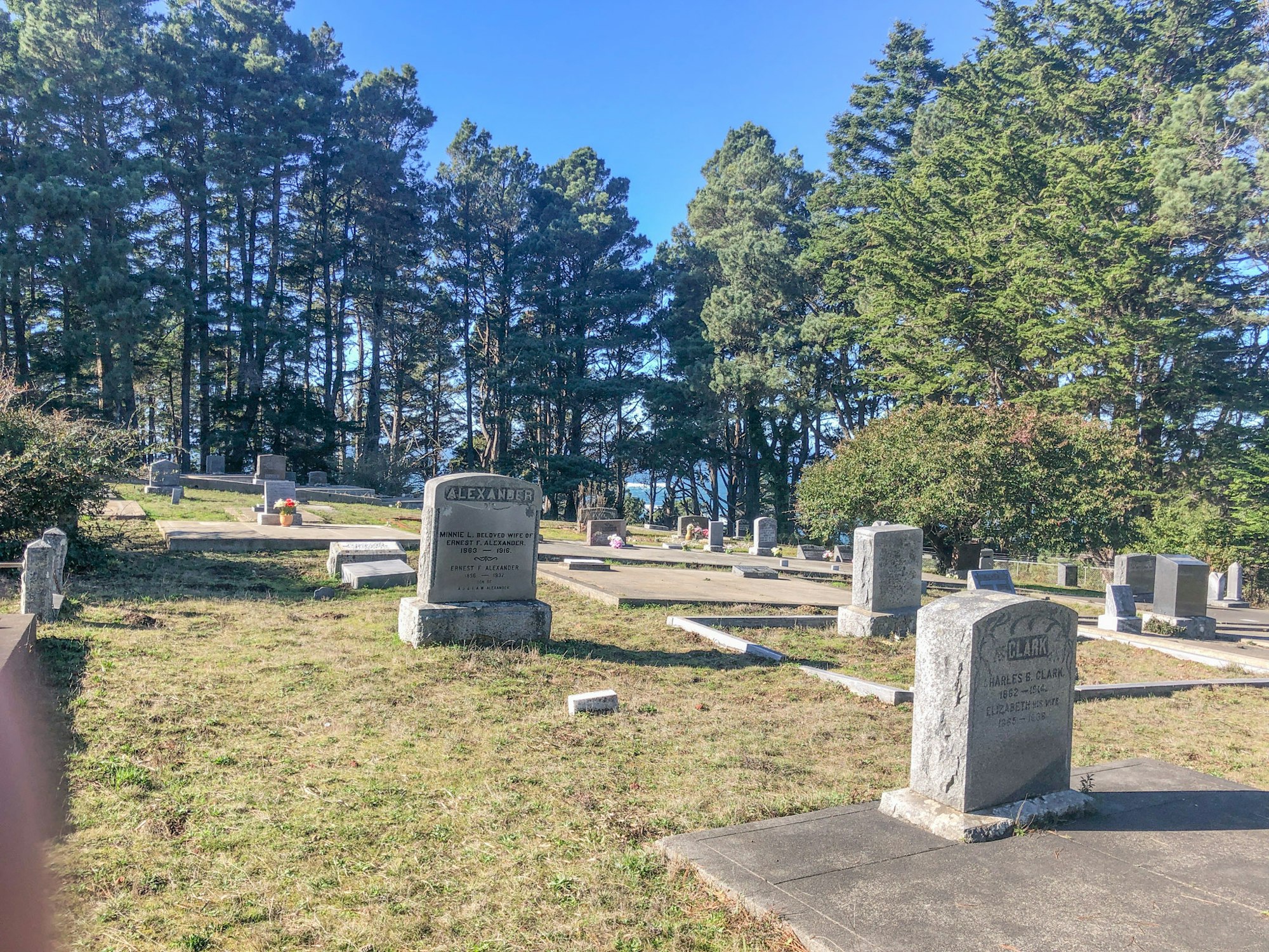 May contain: tomb and tombstone
