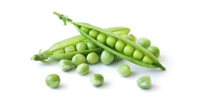 Open and closed pea pods with loose peas on a white background.