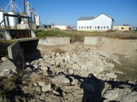 May contain: rubble, car, transportation, vehicle, and outdoors