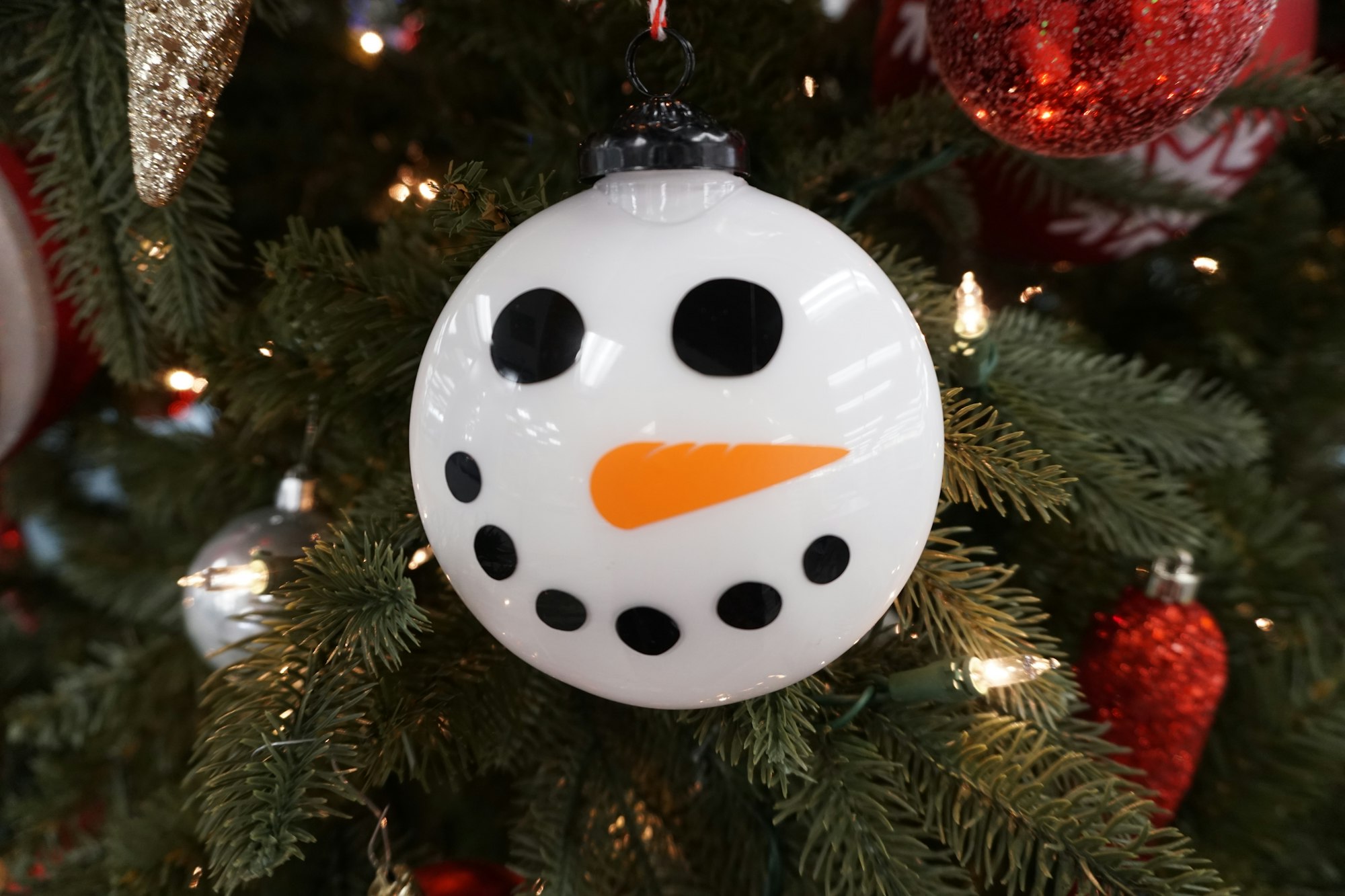 May contain: christmas, christmas decorations, christmas tree, christmas tree ornaments, and festival