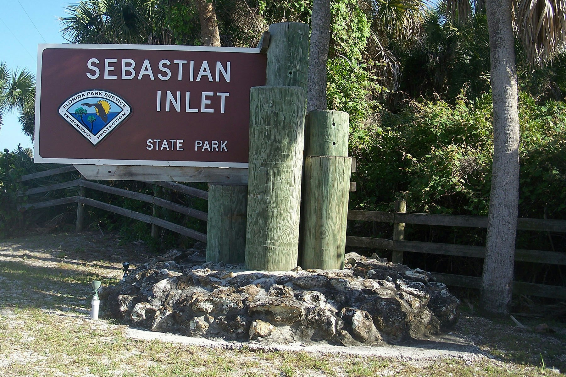 entry sign reading sebastian inlet state park