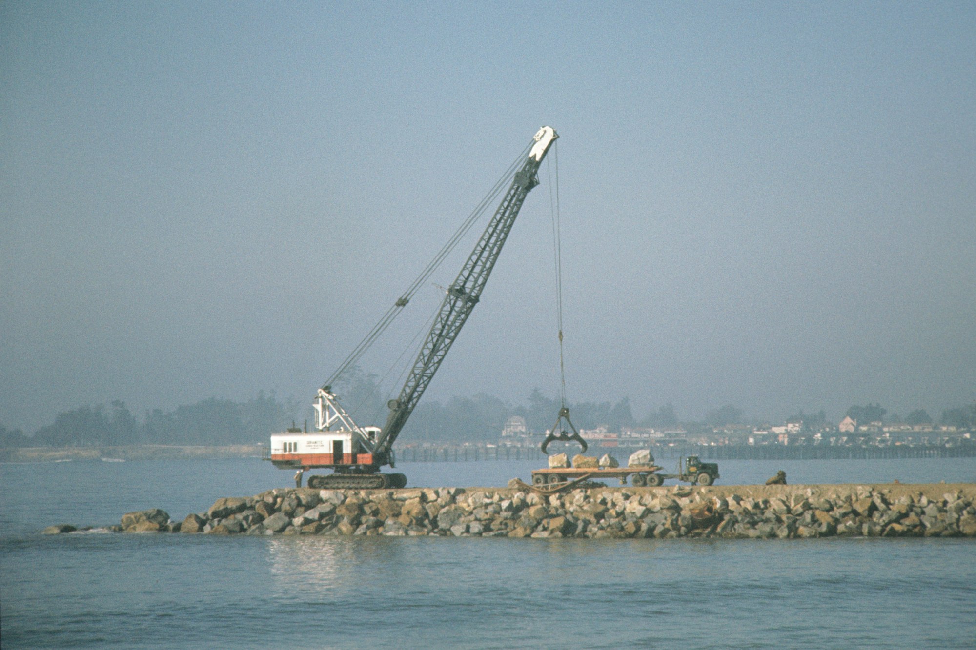 May contain: construction and construction crane