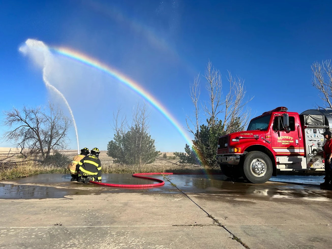 Firefighter hose stream and fire apparatus
