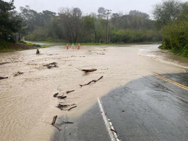 May contain: water and flood