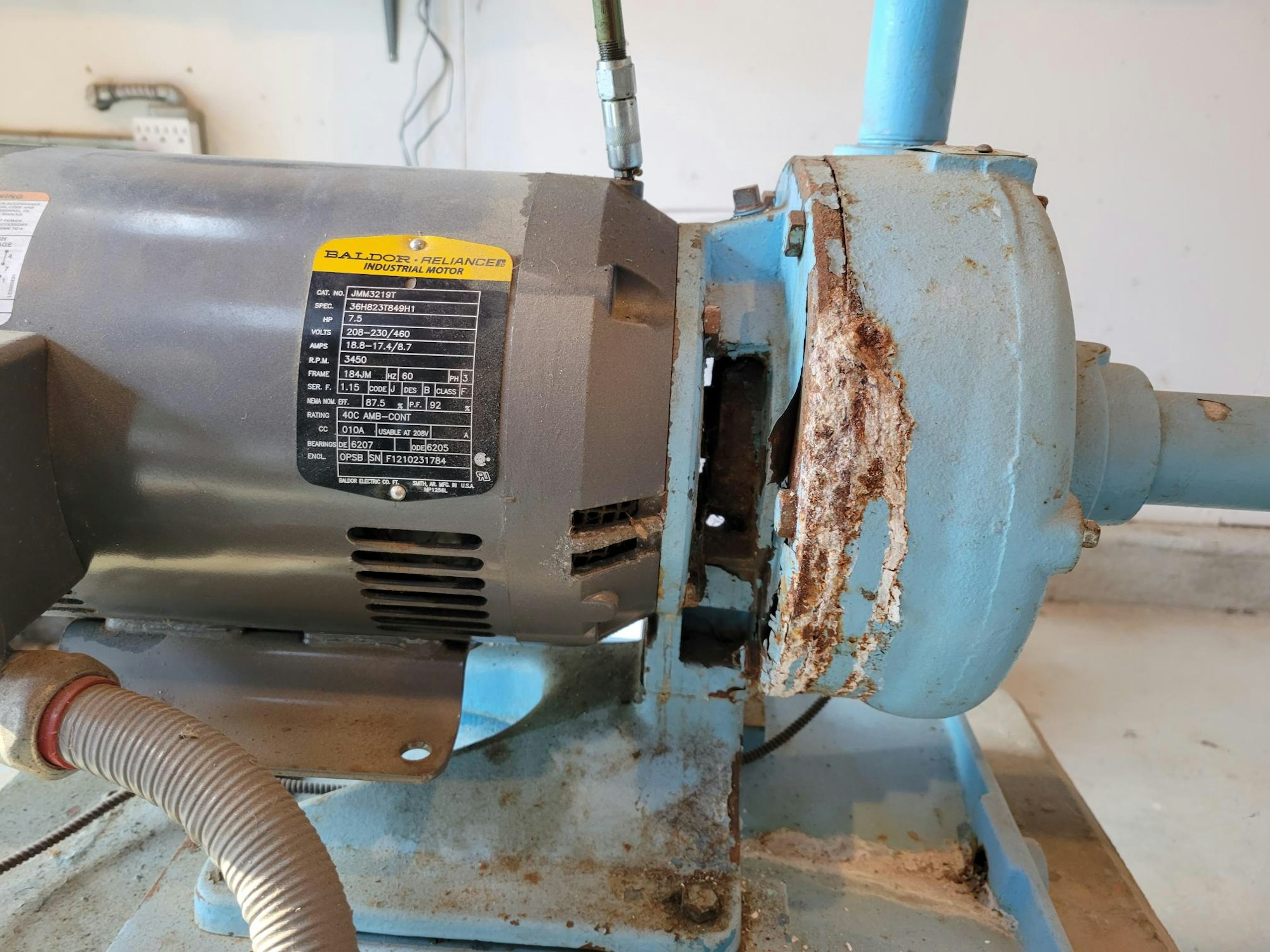 May contain: machine