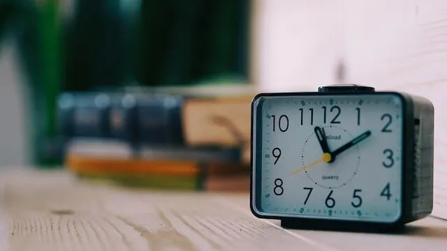May contain: clock and analog clock