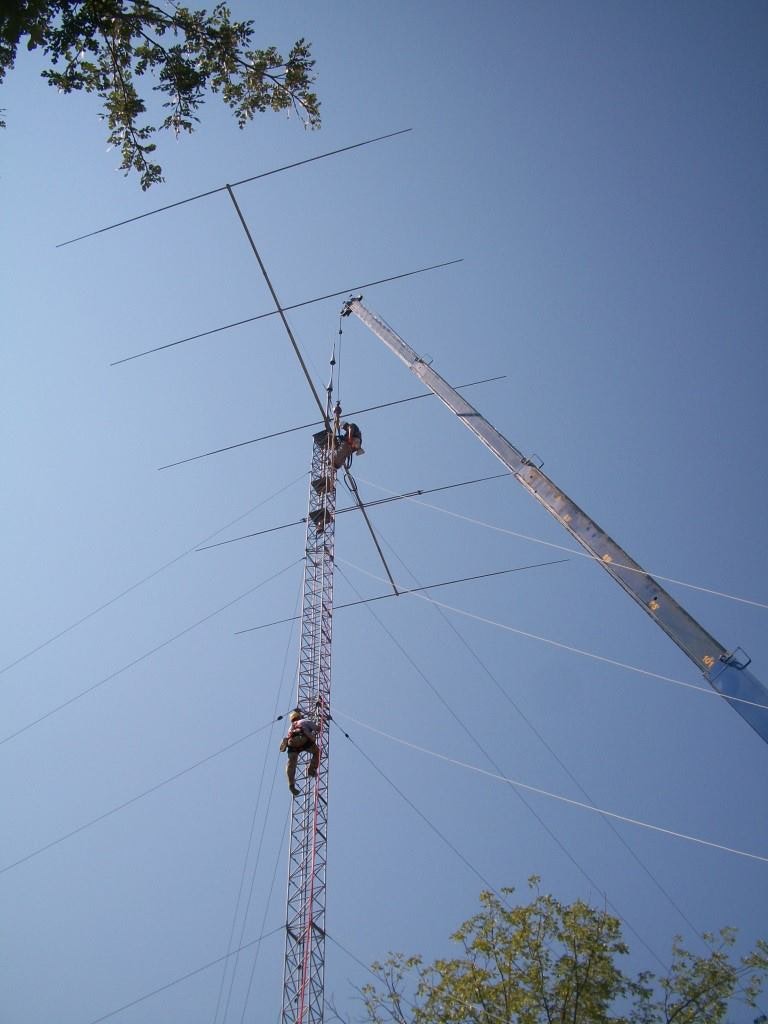 EDCARC mounting the antenna on the tower in the air