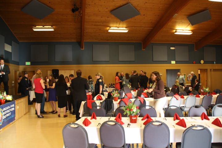 Crowd of people at a banquet.