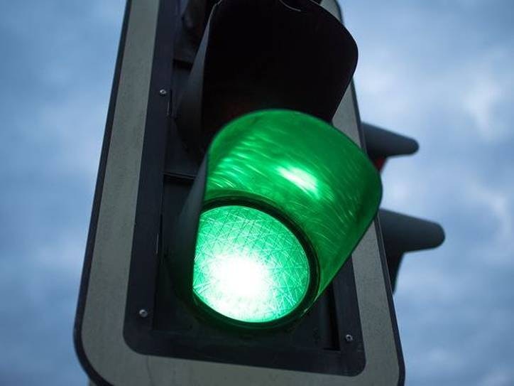 May contain: light and traffic light