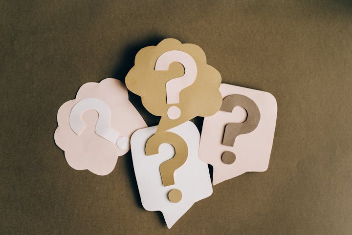 Several question marks stacked up as an icon
