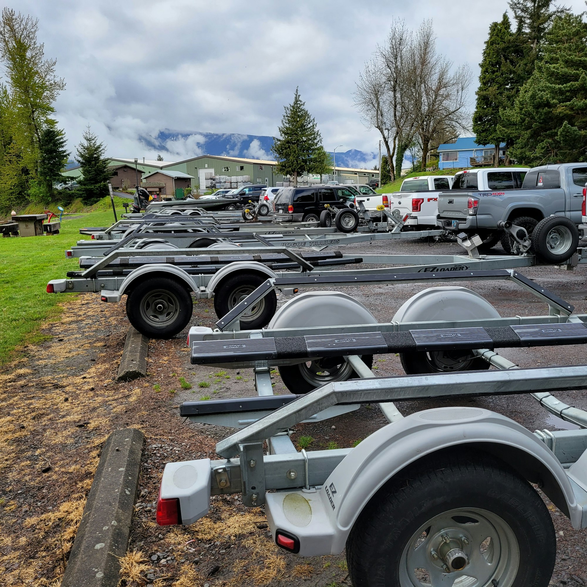 May contain: machine, spoke, pickup truck, transportation, truck, vehicle, wheel, tire, alloy wheel, car, car wheel, and person