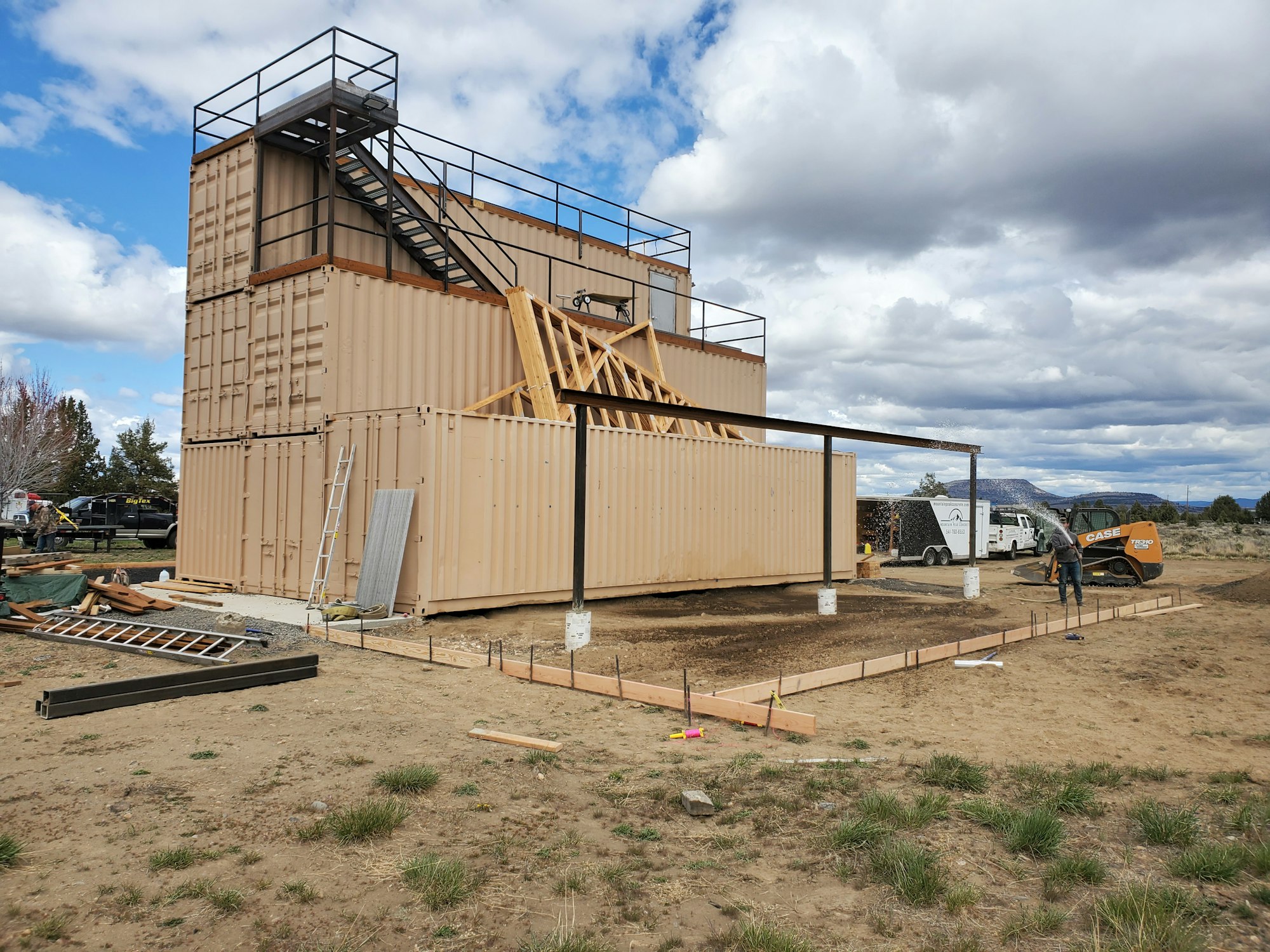 May contain: construction crane and building