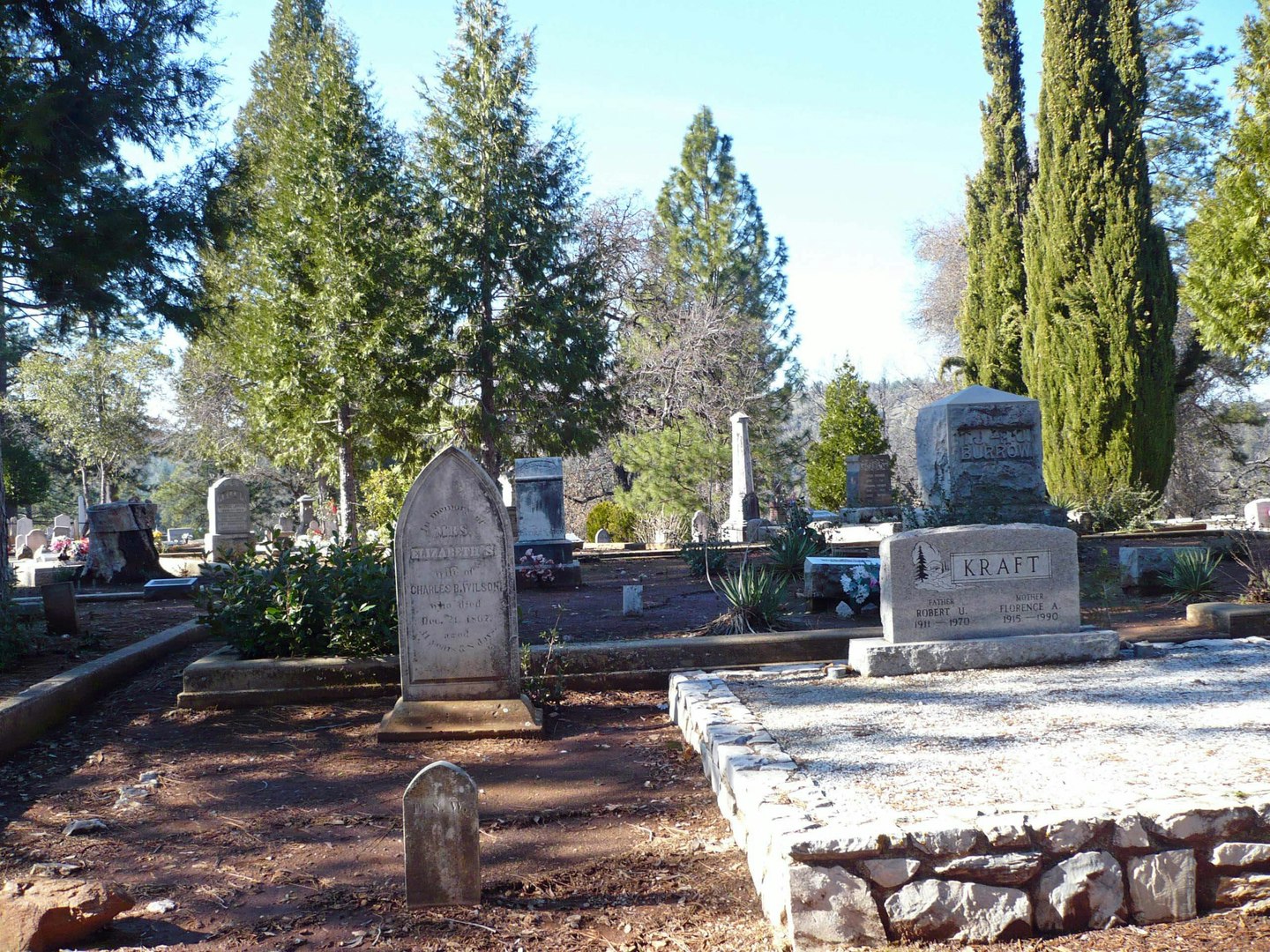 May contain: tomb and tombstone