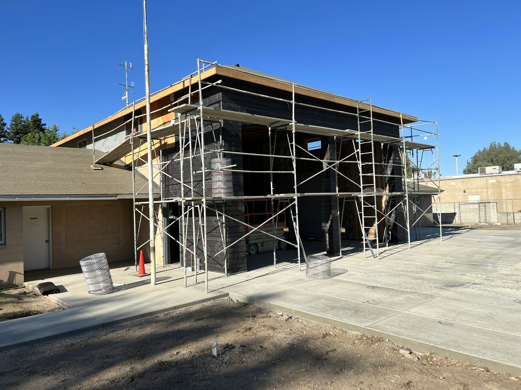 May contain: construction and scaffolding