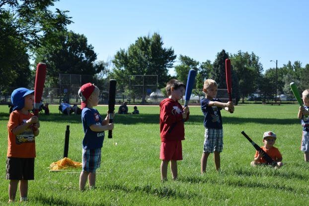 children learning how to hold a bat