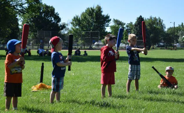 chidren learning how to hold a baseball bat
