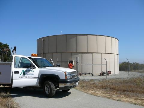 Water tank and District vehicle