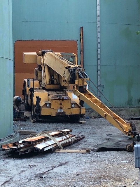 Driving the crane into the tank