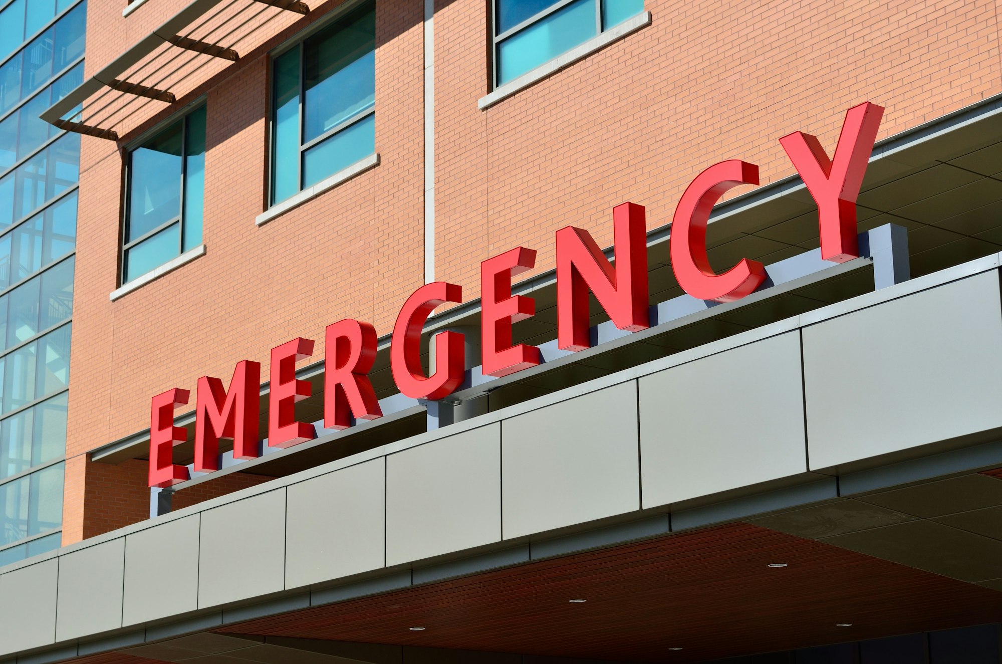 photo of emergency room entrance at a hospital with sign reading "emergency"