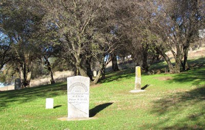 May contain: tomb and tombstone