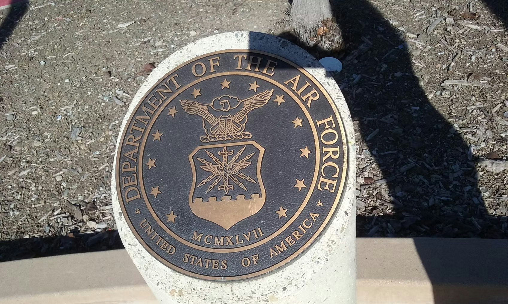 A bronze plaque with the seal of the United States Air Force, featuring the text and founding year (1947).
