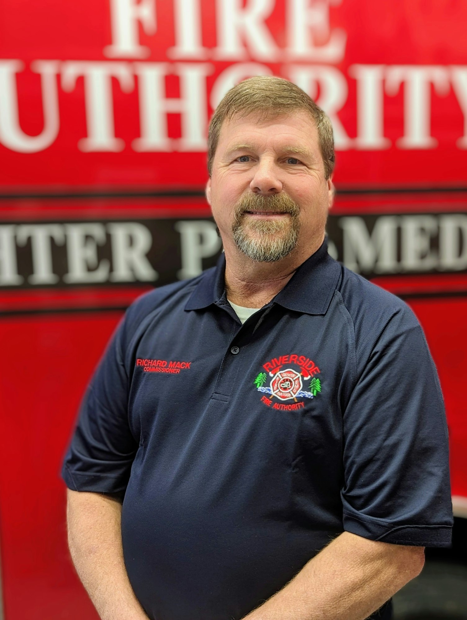 May contain: clothing, t-shirt, adult, male, man, person, face, head, photography, portrait, and crowd