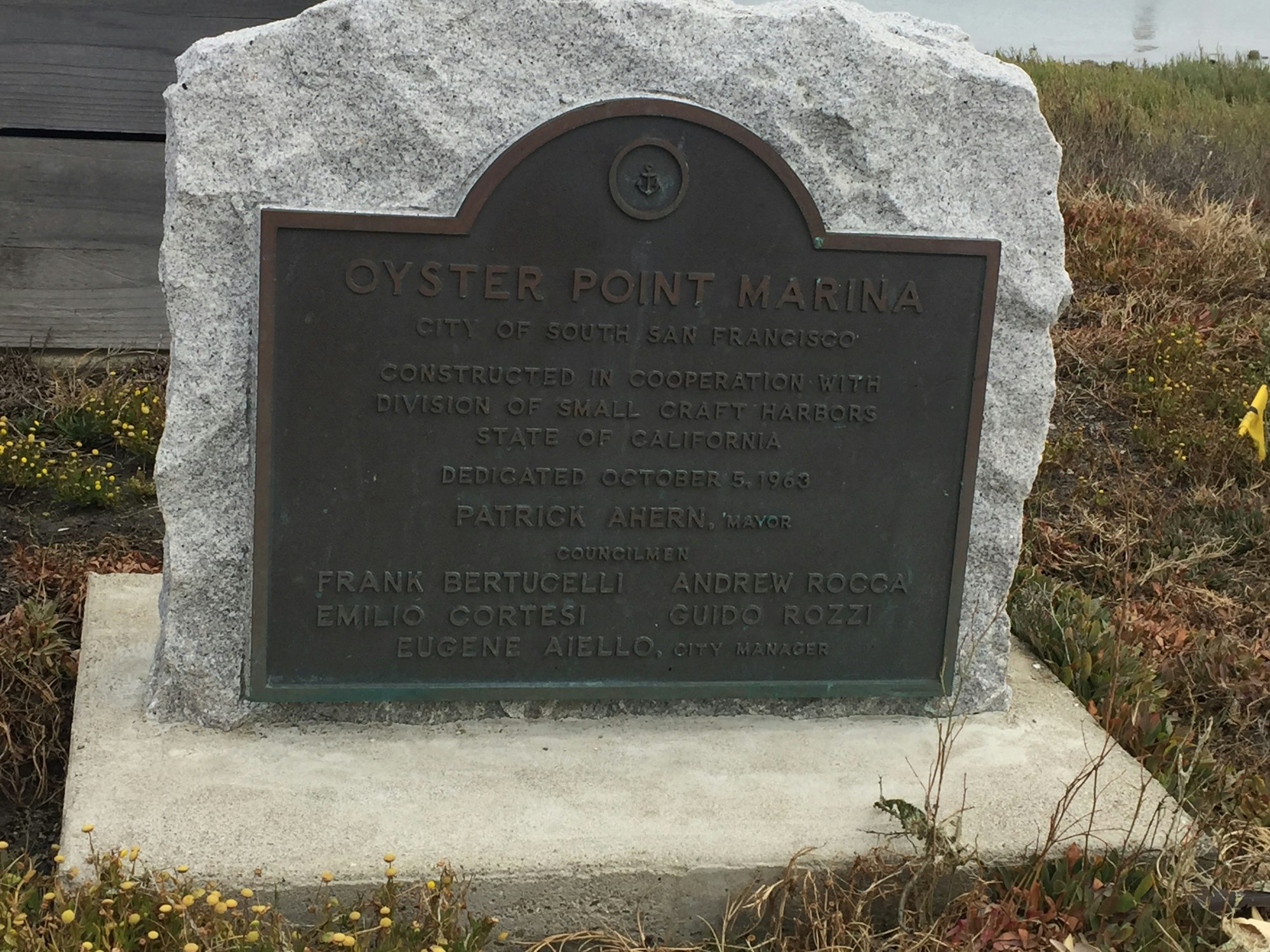 May contain: tomb and tombstone
