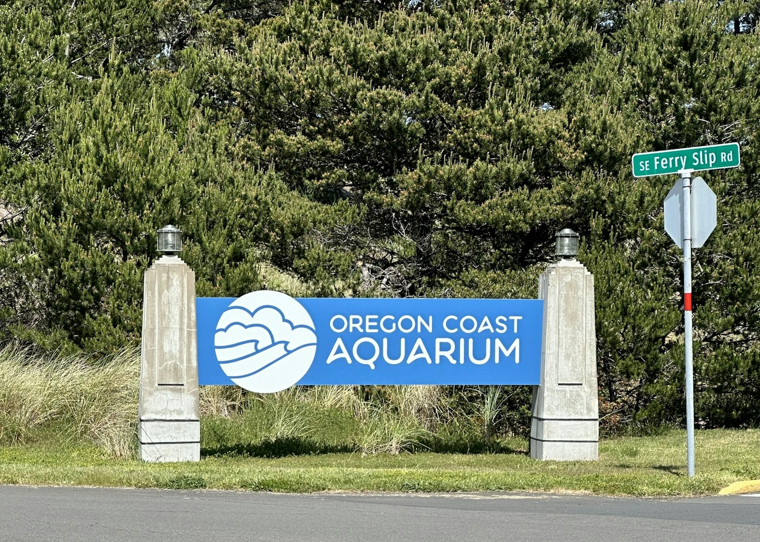 Sign indicating "Oregon Coast Aquarium"