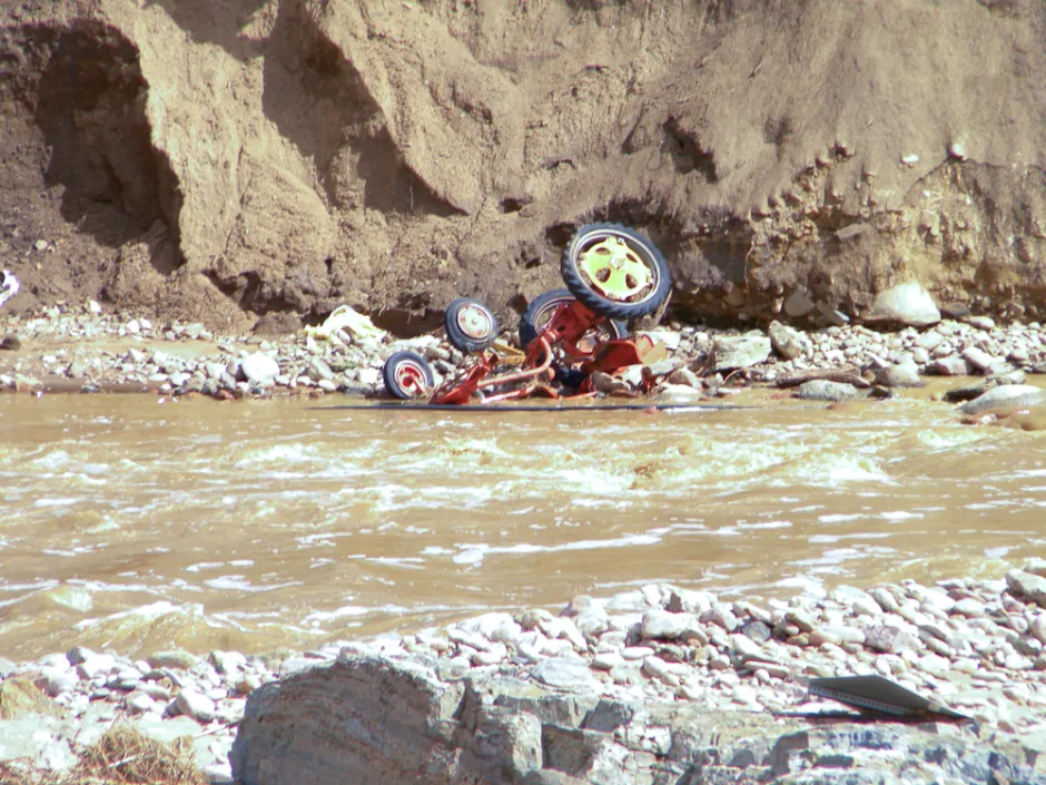 Photo of a vehicle overturned in a river: 20130918-2013-09-18 12.39.08
