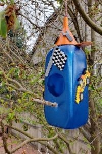 1/2 gallon plastic milk carton birdhouse