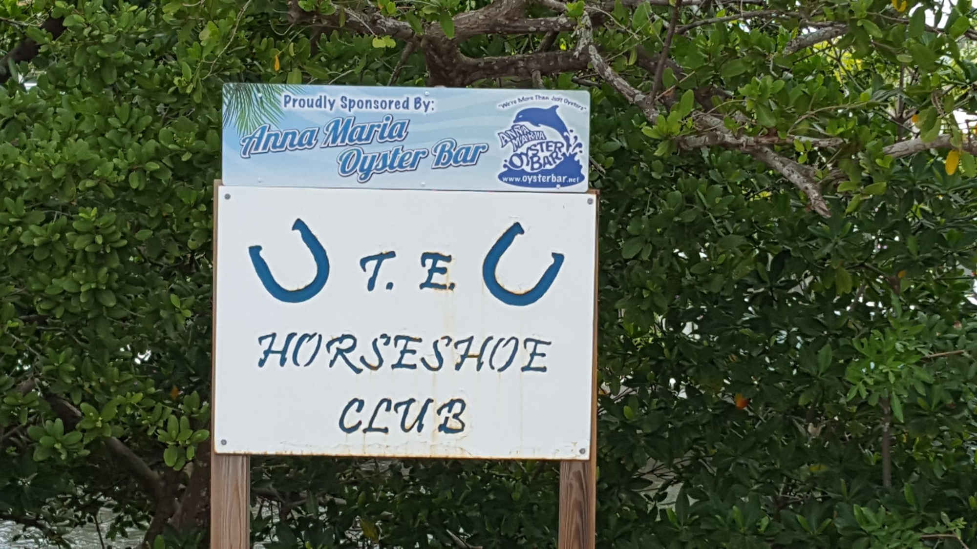 Picture of the Horseshoe Clubs sign