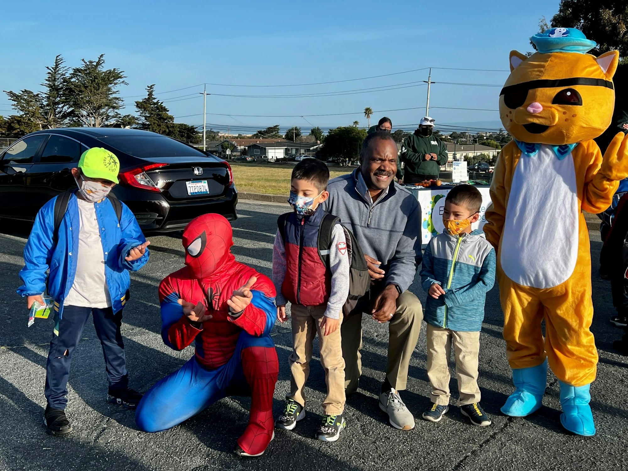 Seaside Mayor Oglesby with children and Kwazii mascot