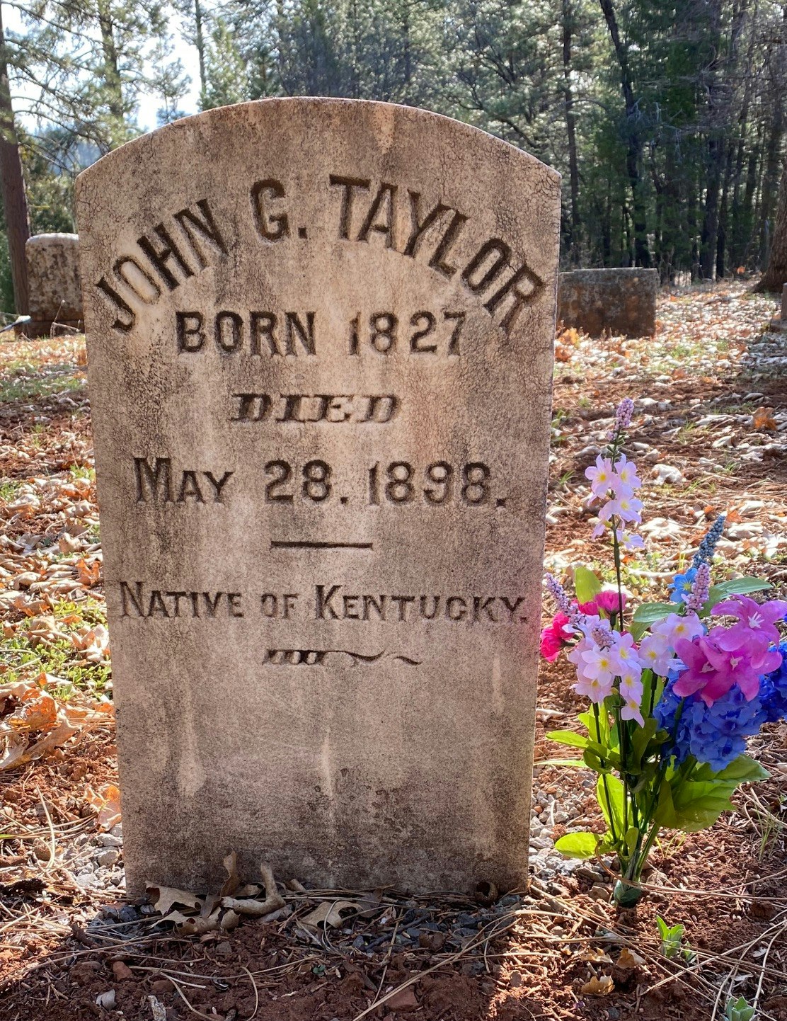 May contain: tomb and tombstone