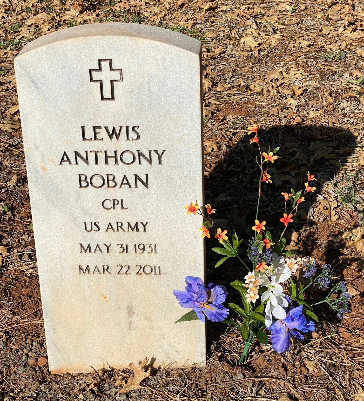 May contain: tomb and tombstone