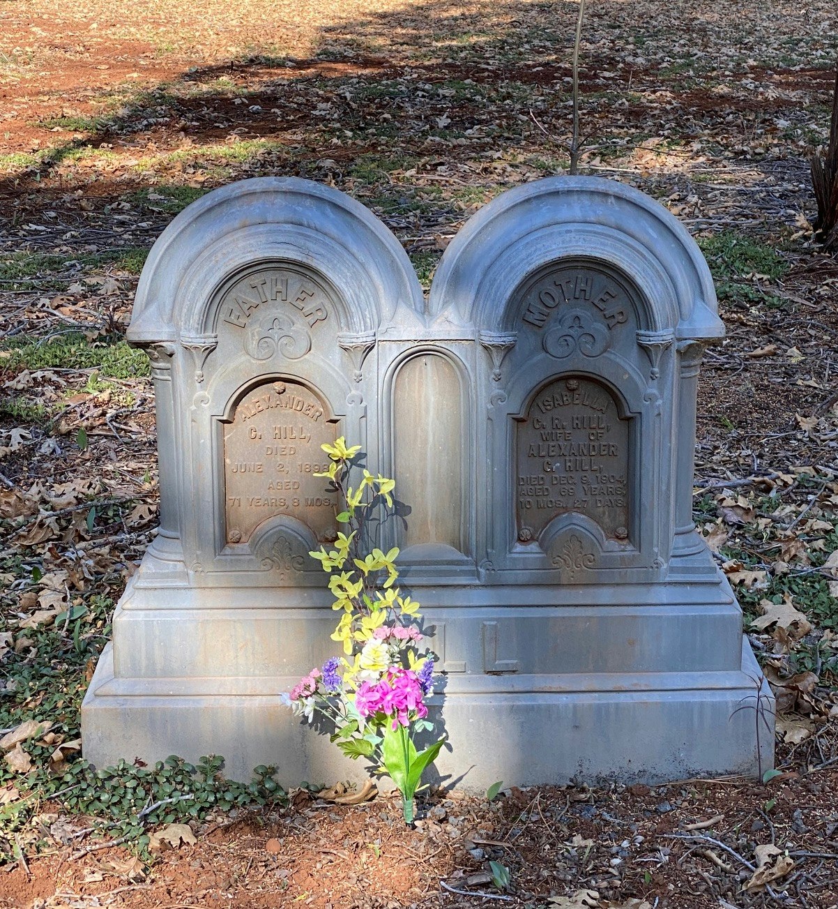 May contain: tomb and tombstone