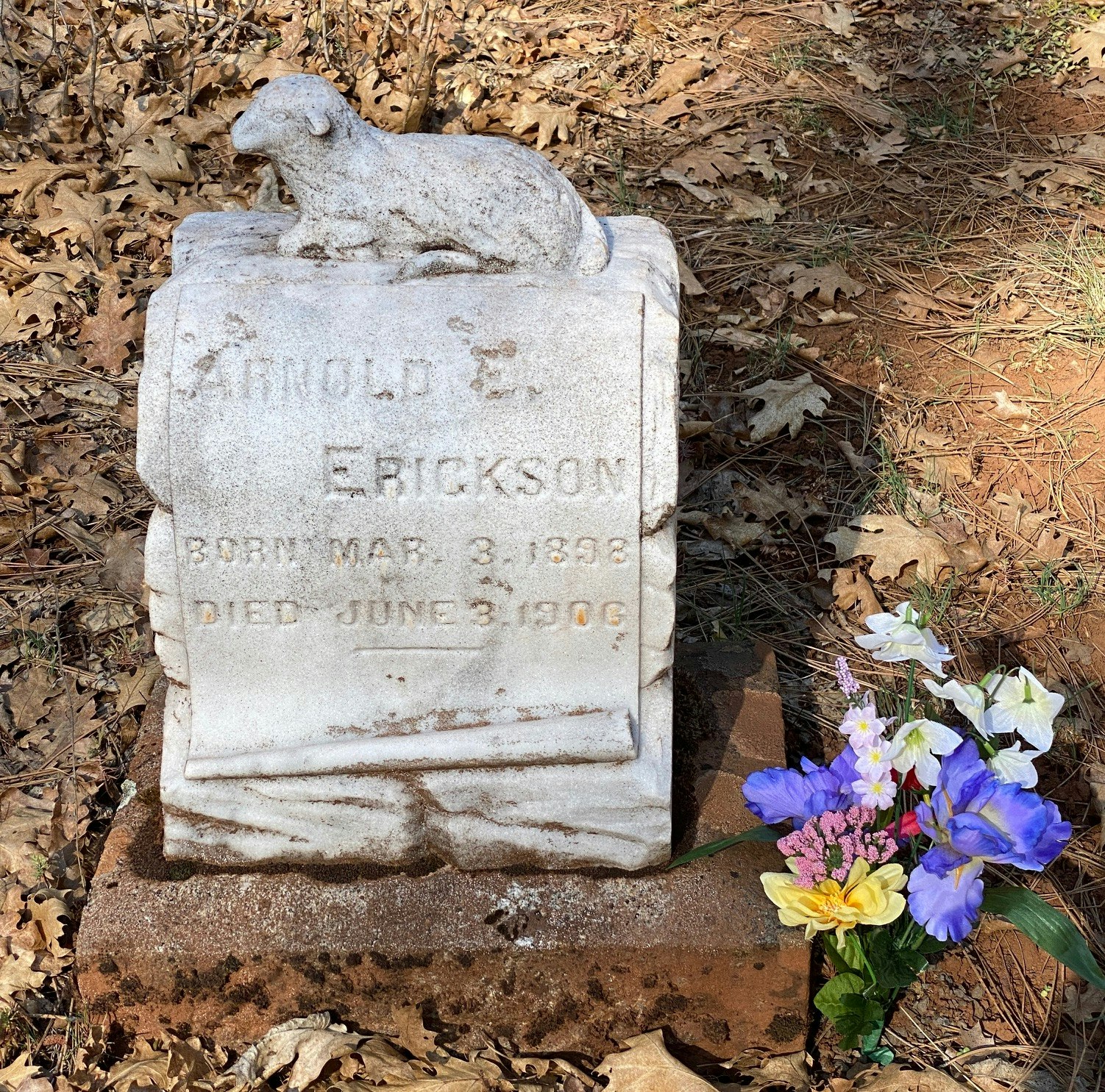 May contain: tomb and tombstone