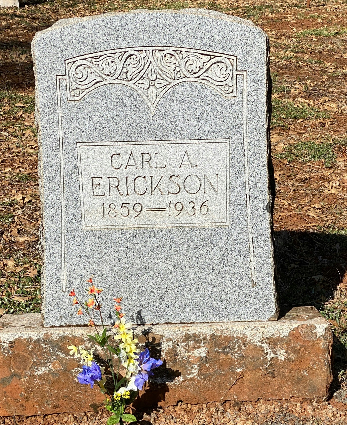 May contain: tomb and tombstone