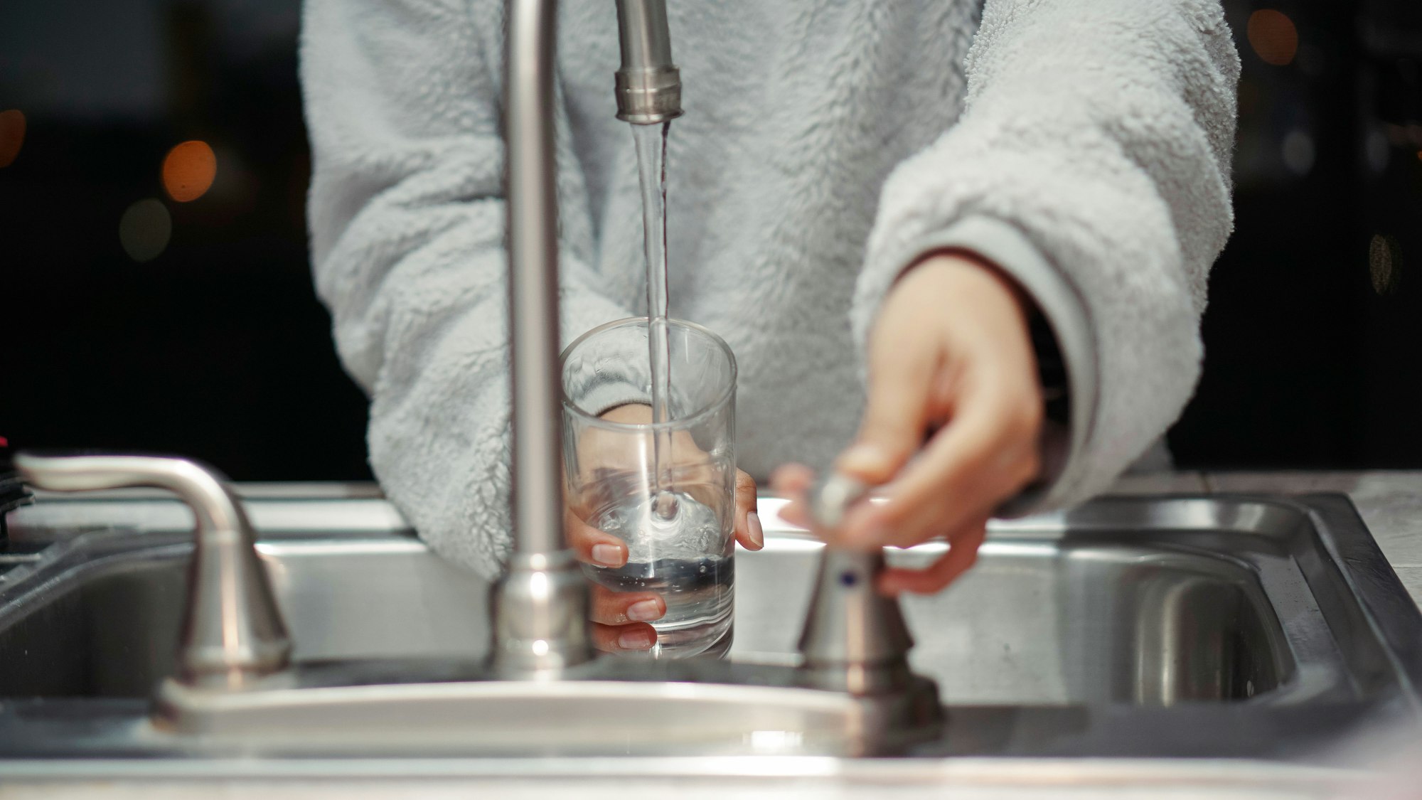 filling water in glass