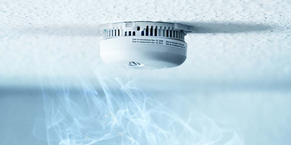 Contains smoke alarm, rising smoke